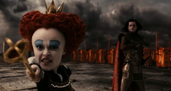 Alice au pays des merveilles: La reine rouge (Helena Bonham Carter) et le valet de coeur (Crispin Glover)