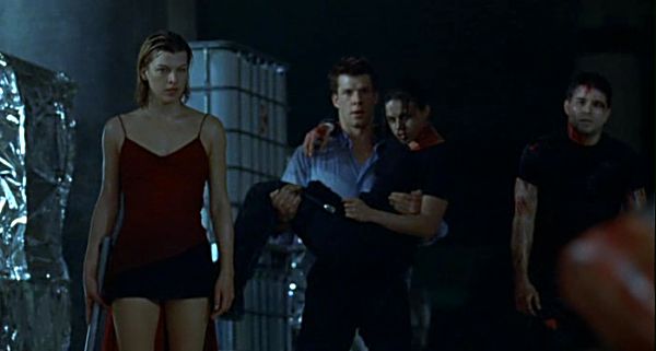Resident evil: Alice (Milla Jovovich), Matt Addison (Eric Mabius), Rain Ocampo (Michelle Rodriguez) et Chad Kaplan (Martin Crewes)
